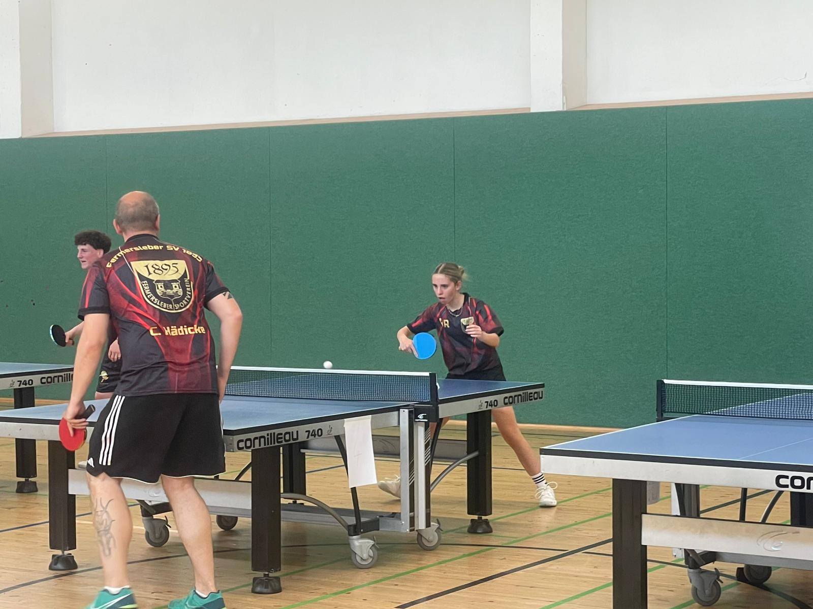 Tischtennisspielerin in einer Spielsituation