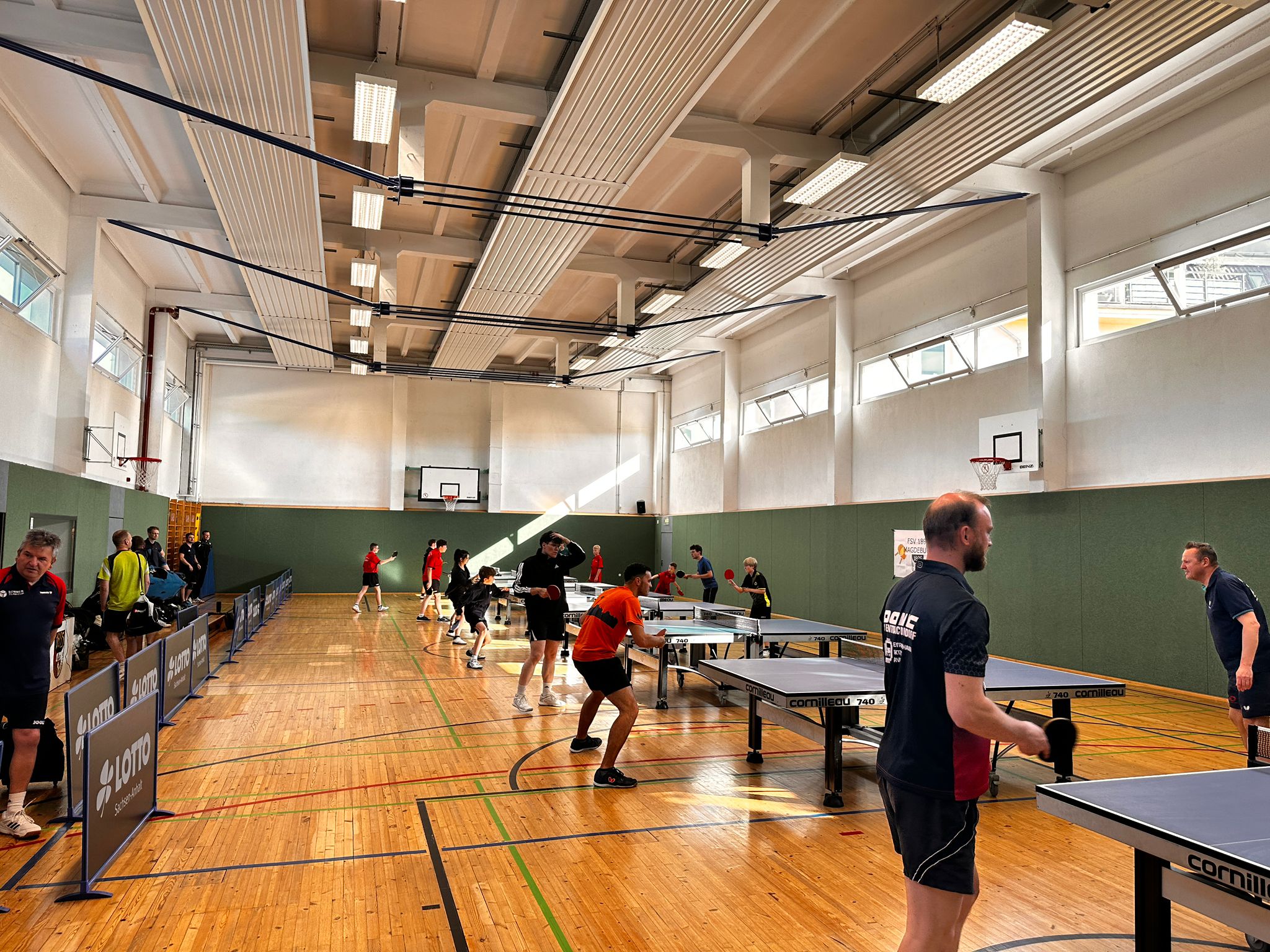 Tischtennisturnier in der Sporthalle der GS Salbke